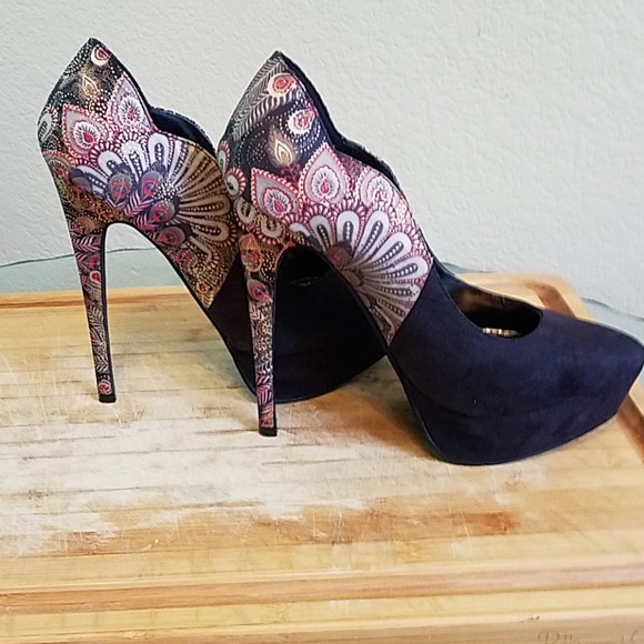 🎉HP🎉 Black Peacock Feather Look Heels - Picture 4 of 6